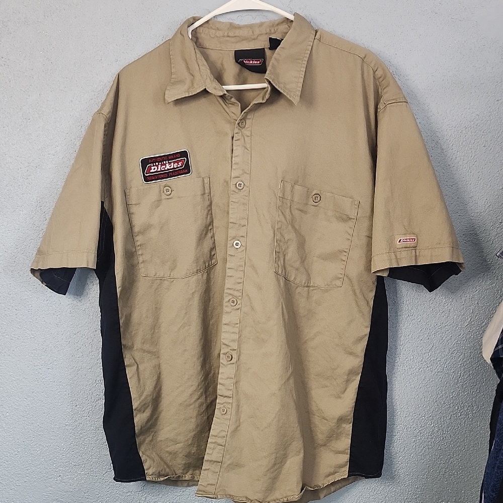 Dickies Men’s Short-Sleeve Button-Down Shirt in Khaki and Black